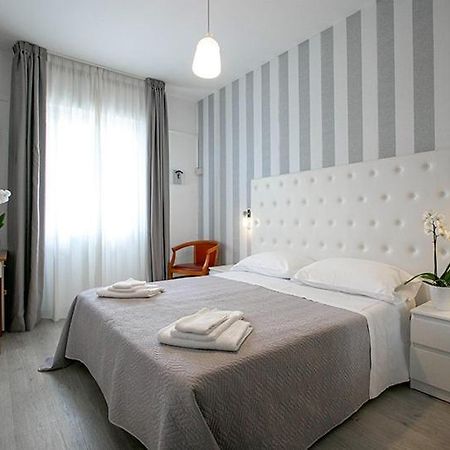 Hotel La Perla Римини Екстериор снимка