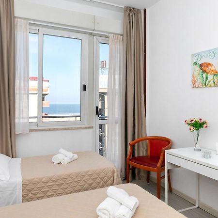 Hotel La Perla Римини Екстериор снимка
