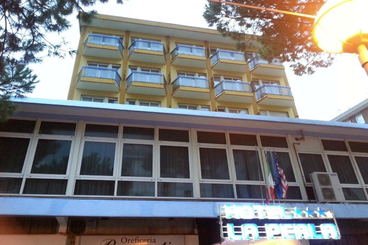 Hotel La Perla Римини Екстериор снимка