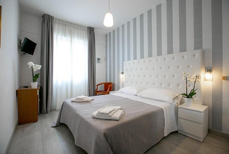 Hotel La Perla Римини Екстериор снимка