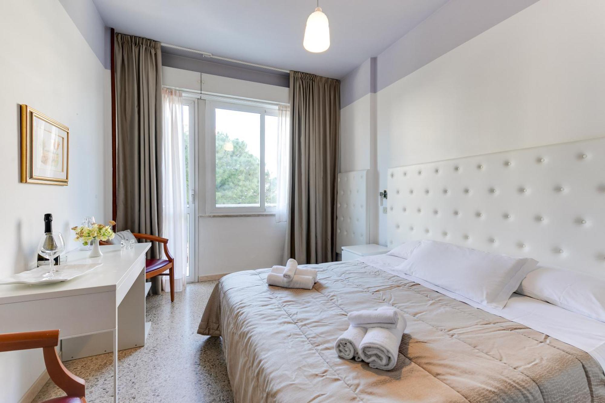 Hotel La Perla Римини Екстериор снимка