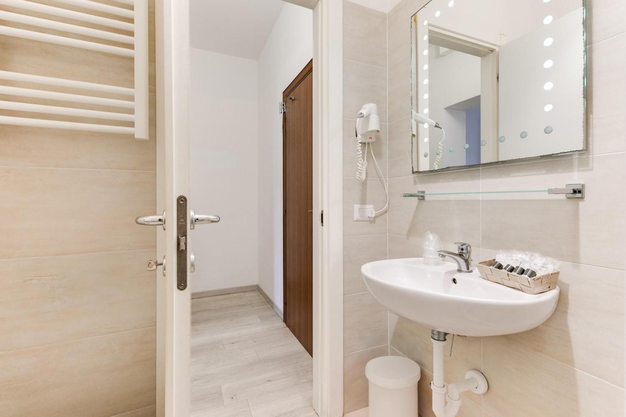 Hotel La Perla Римини Екстериор снимка