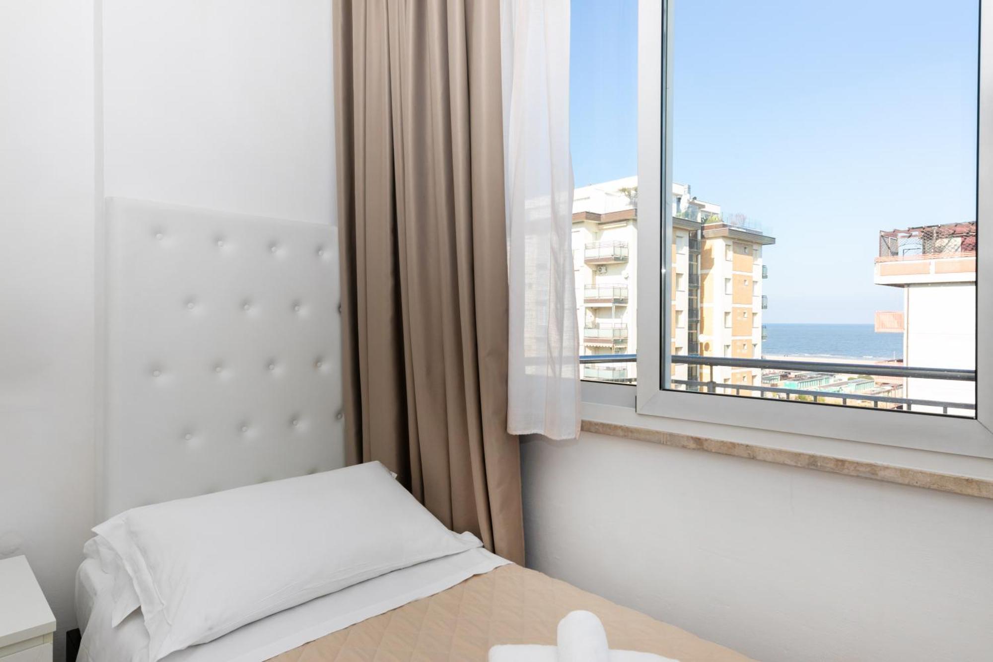 Hotel La Perla Римини Екстериор снимка