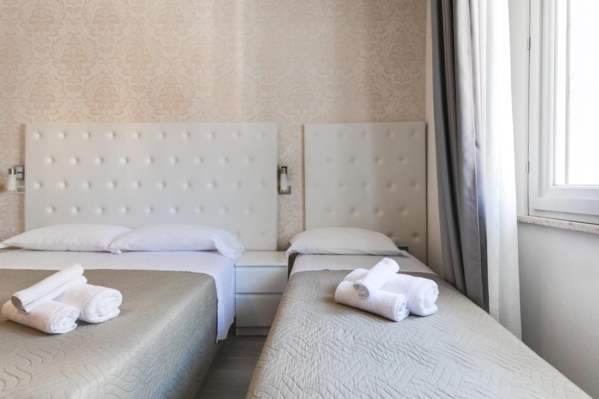 Hotel La Perla Римини Екстериор снимка