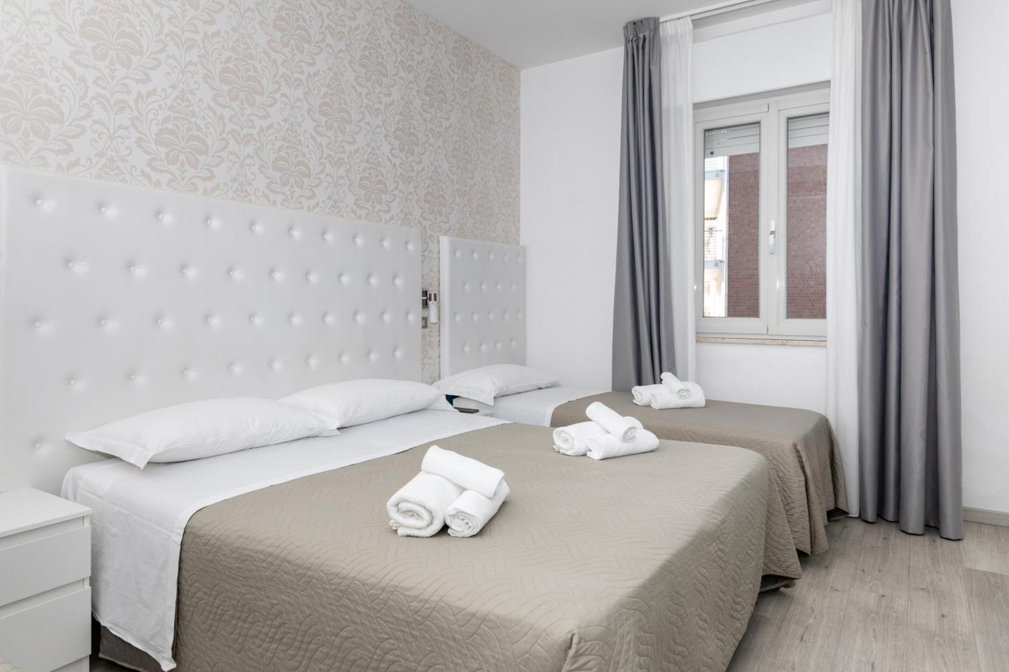 Hotel La Perla Римини Екстериор снимка