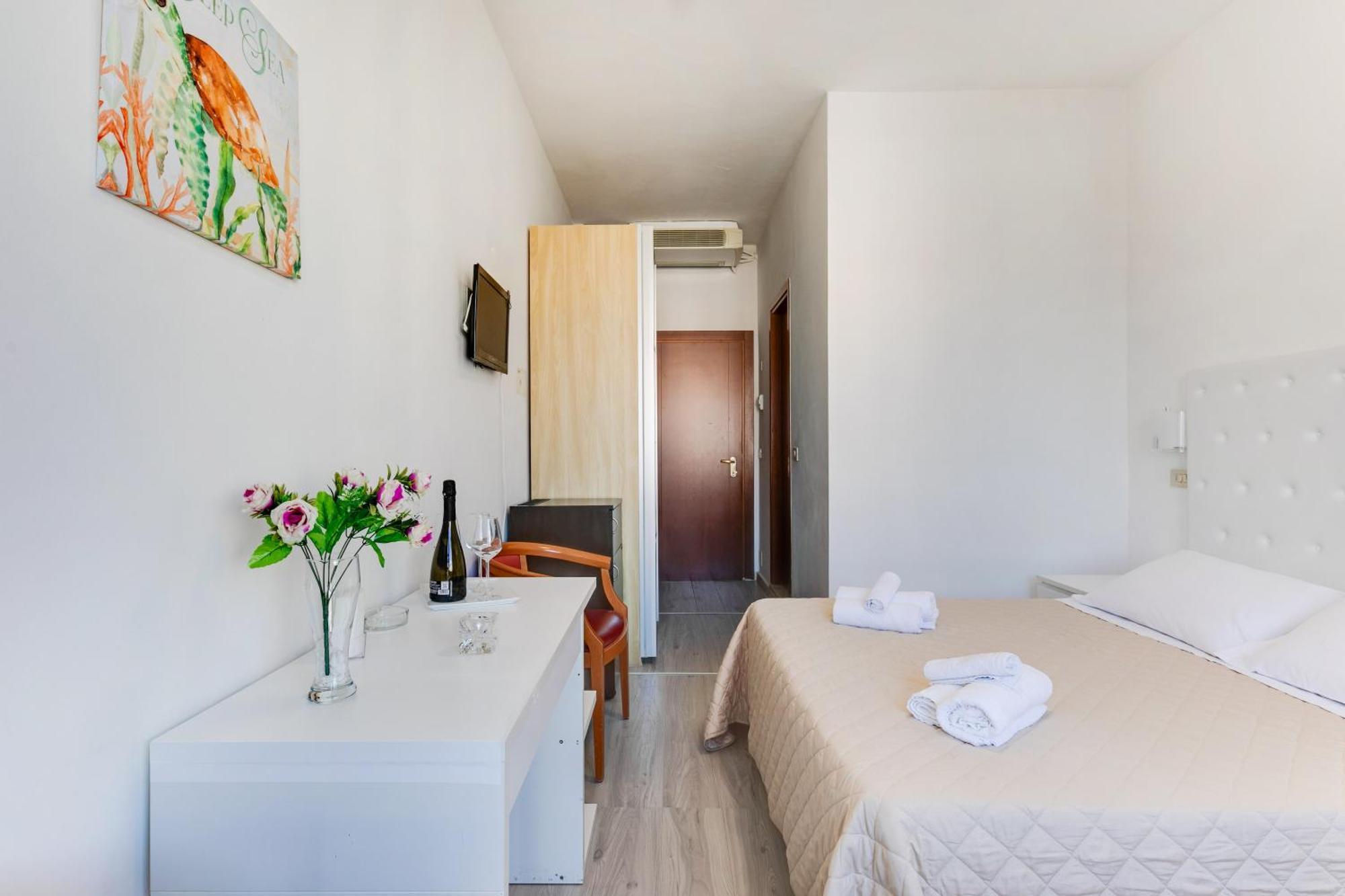 Hotel La Perla Римини Екстериор снимка