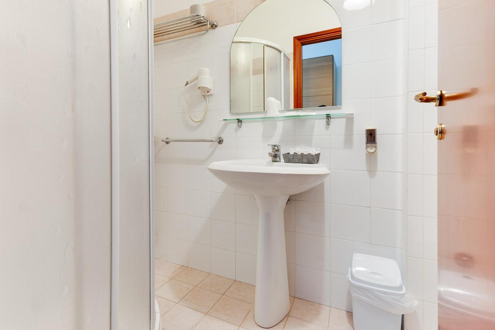 Hotel La Perla Римини Екстериор снимка