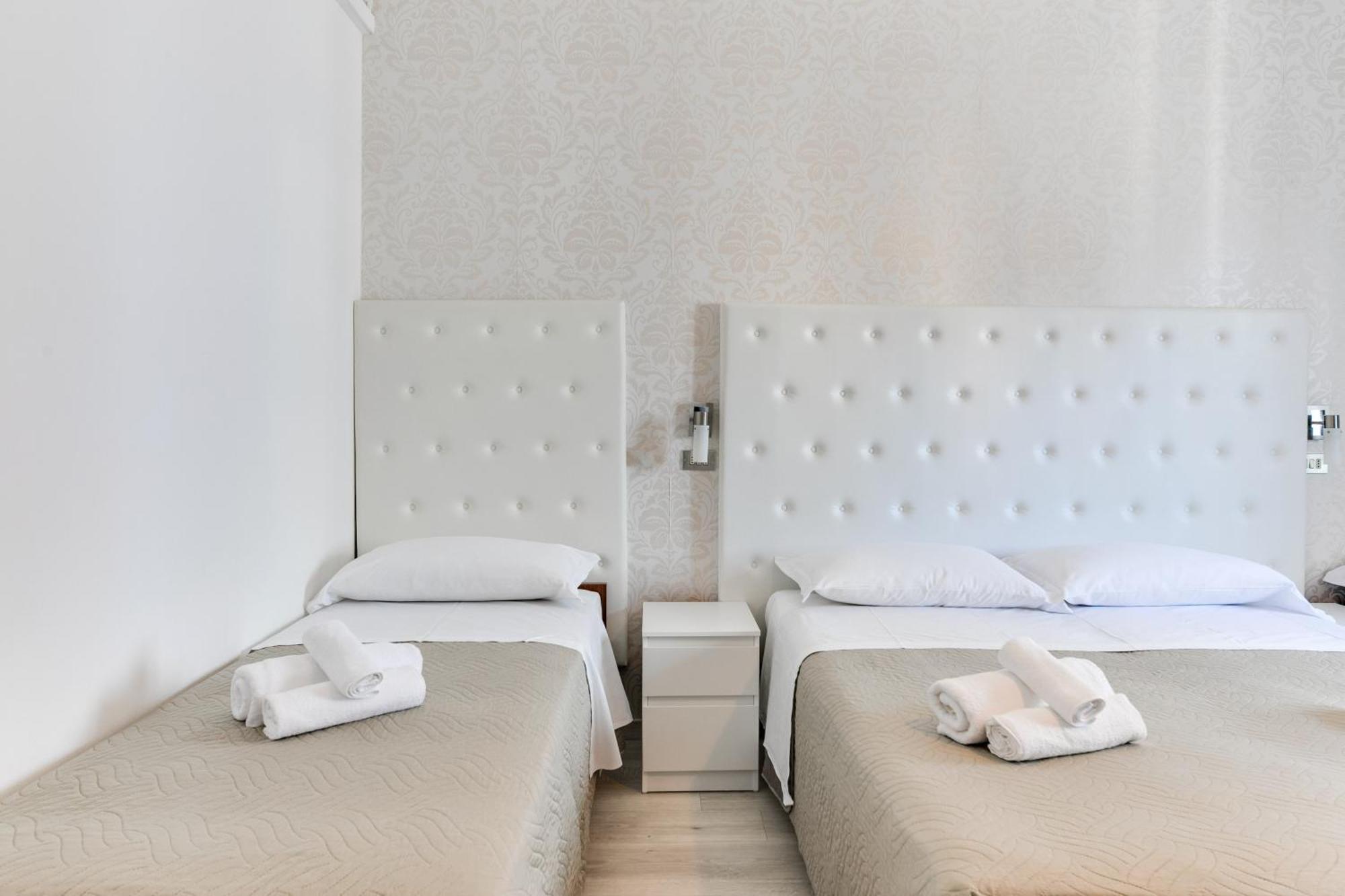 Hotel La Perla Римини Екстериор снимка
