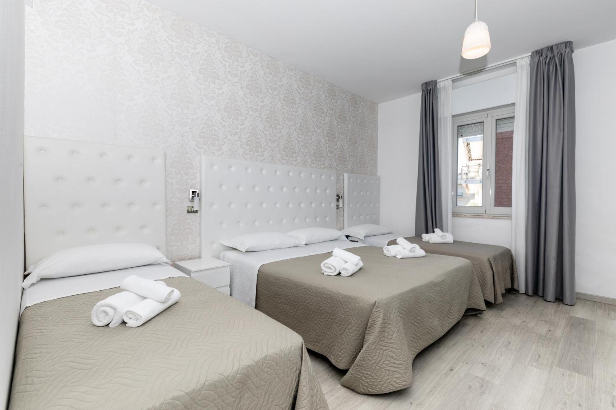 Hotel La Perla Римини Екстериор снимка