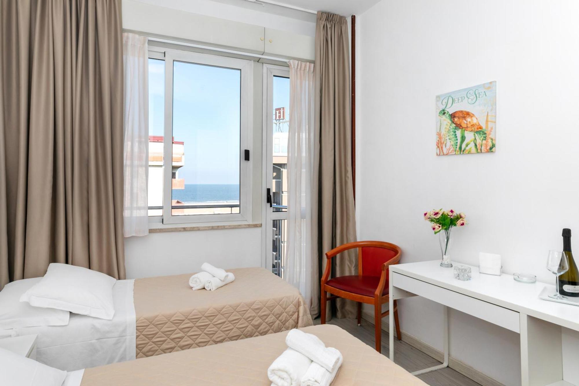 Hotel La Perla Римини Екстериор снимка