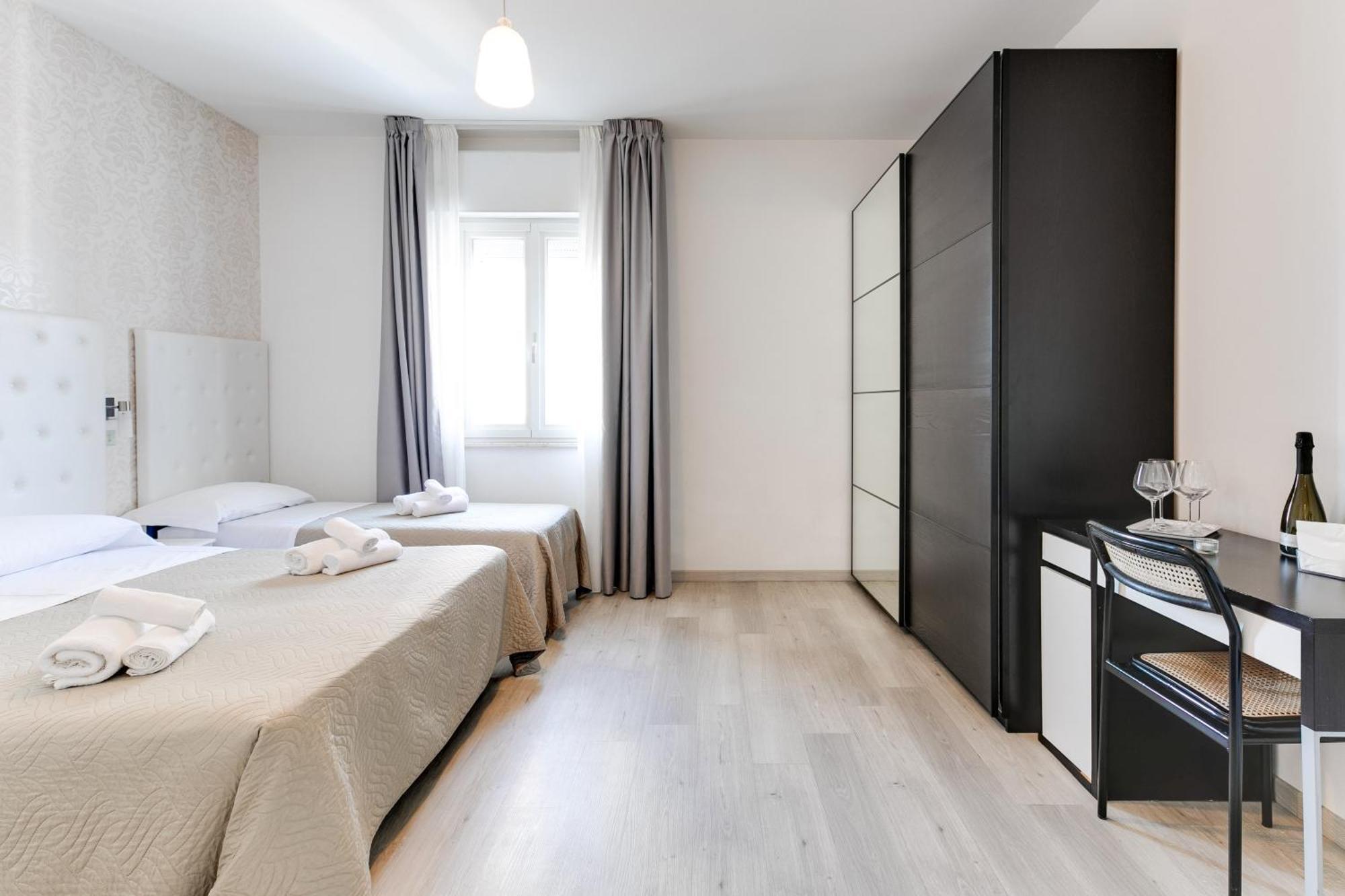 Hotel La Perla Римини Екстериор снимка