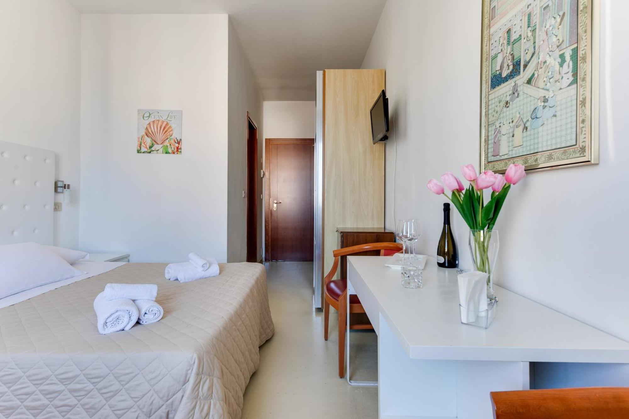 Hotel La Perla Римини Екстериор снимка