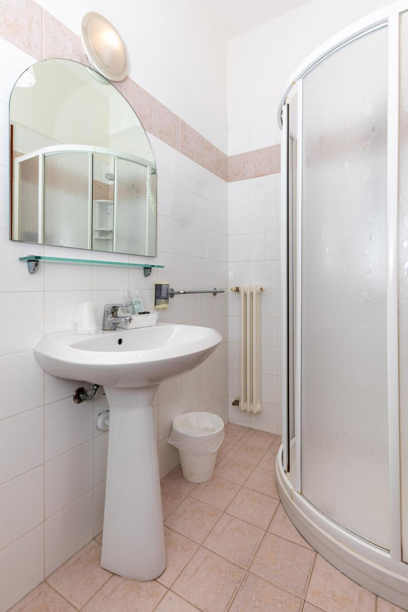 Hotel La Perla Римини Екстериор снимка