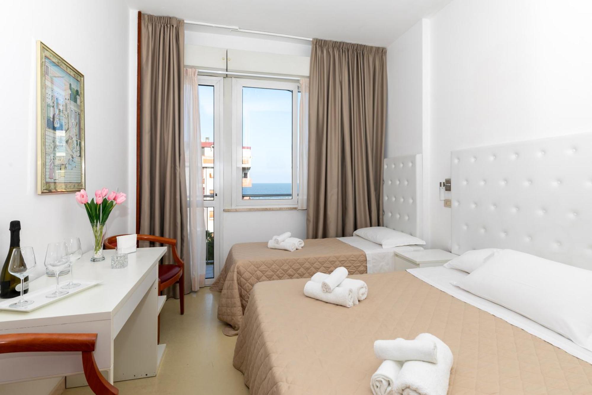 Hotel La Perla Римини Екстериор снимка