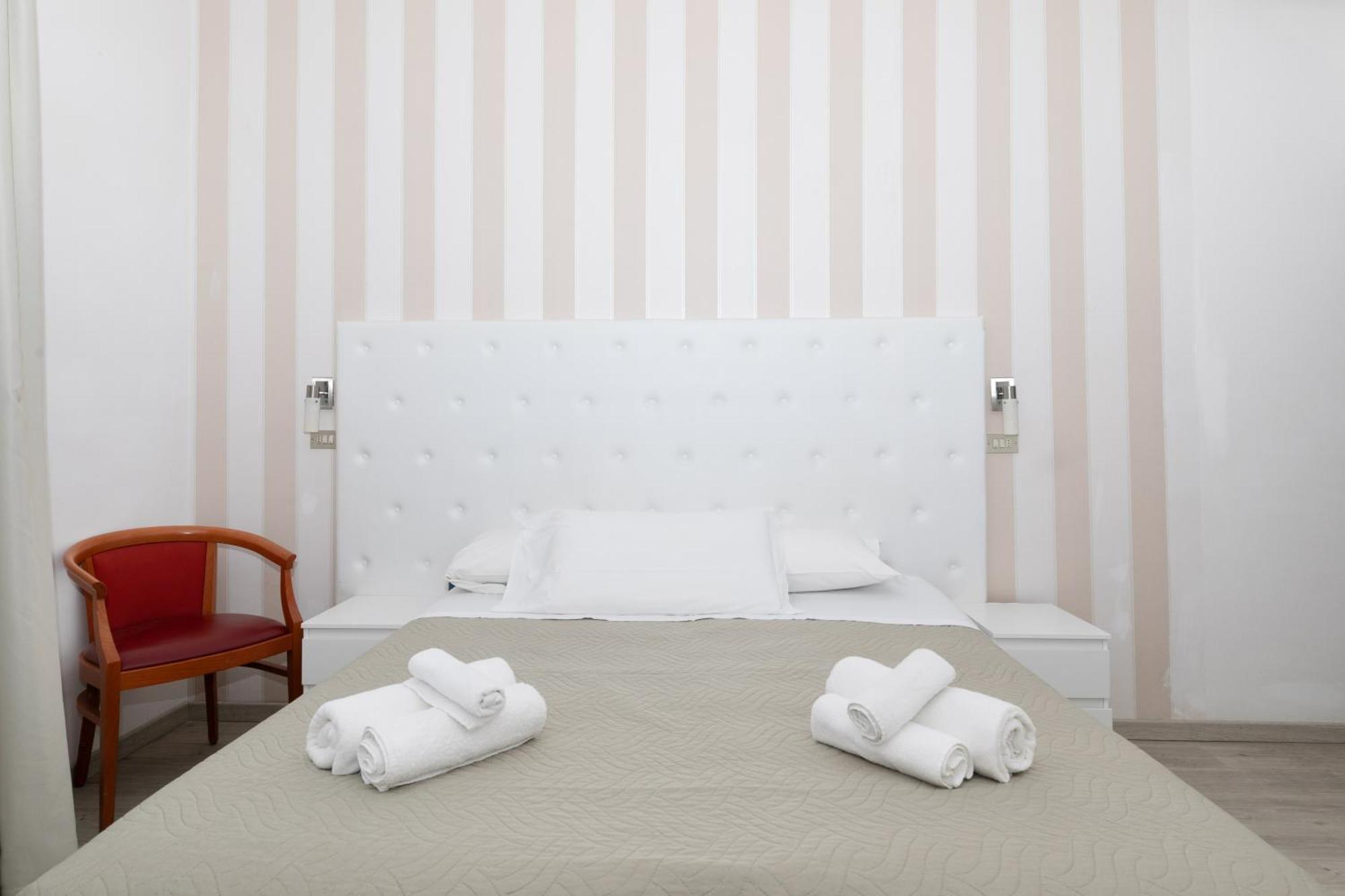 Hotel La Perla Римини Екстериор снимка