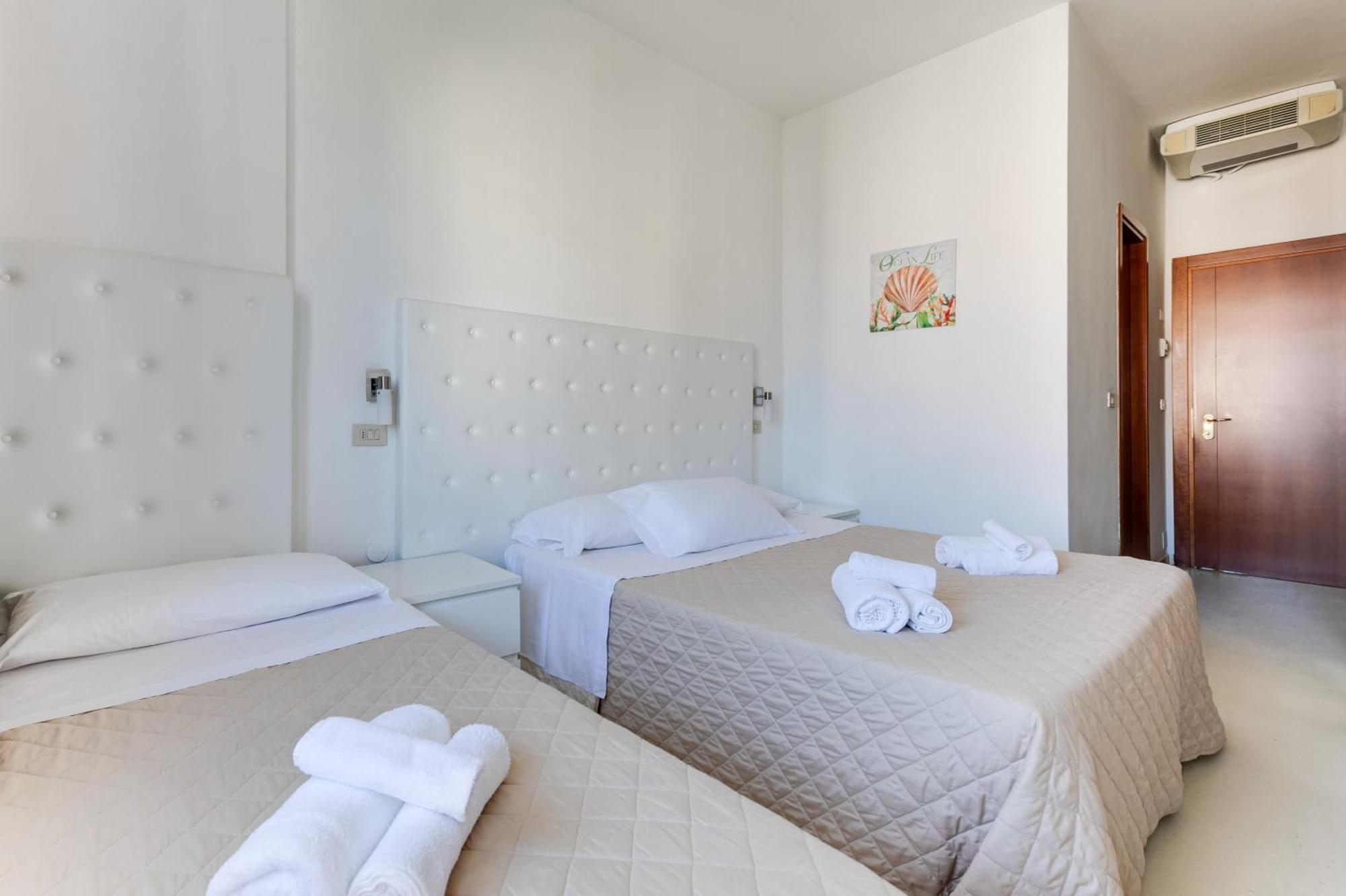 Hotel La Perla Римини Екстериор снимка