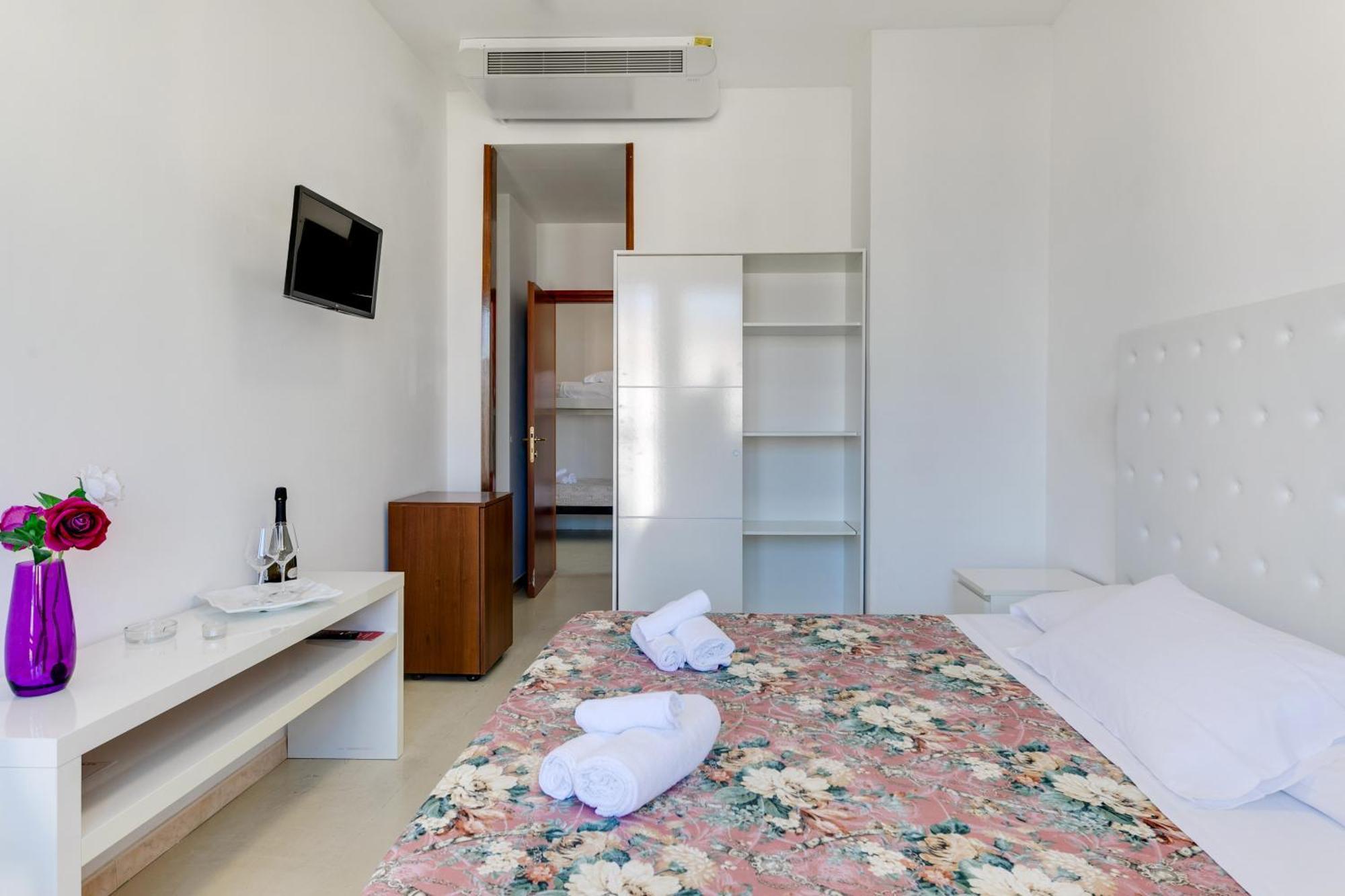 Hotel La Perla Римини Екстериор снимка