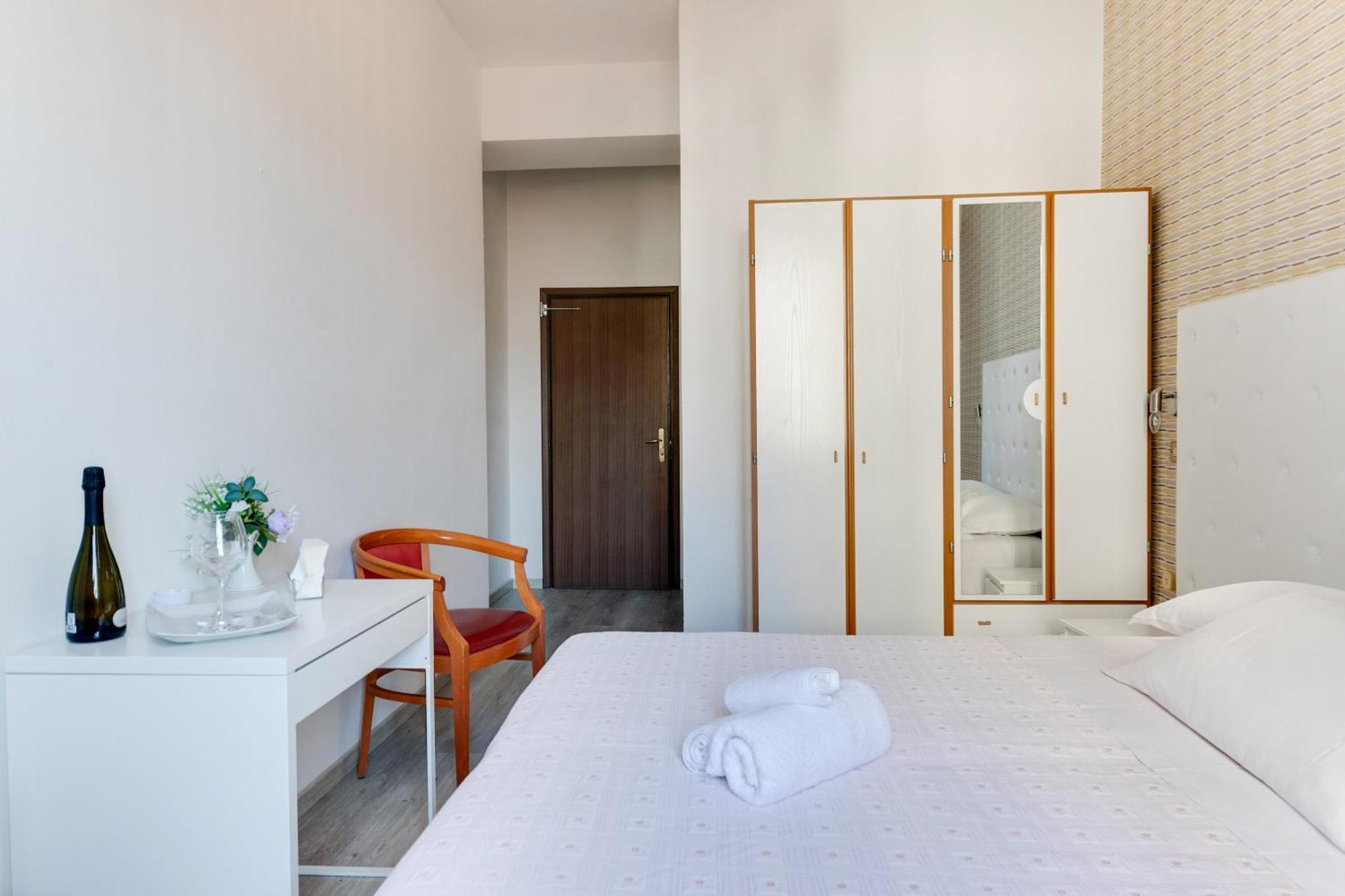 Hotel La Perla Римини Екстериор снимка