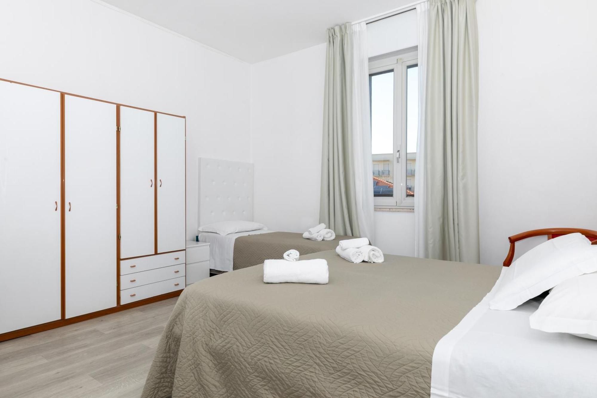 Hotel La Perla Римини Екстериор снимка