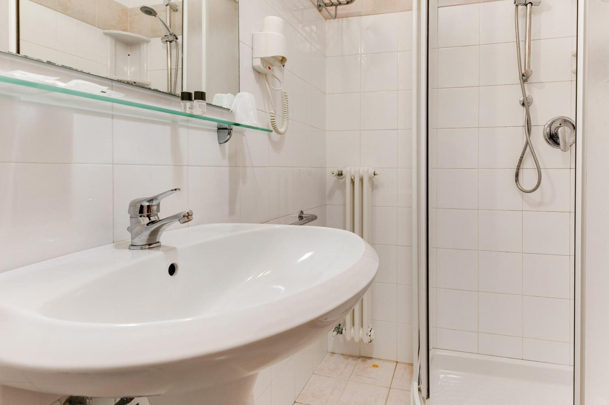 Hotel La Perla Римини Екстериор снимка