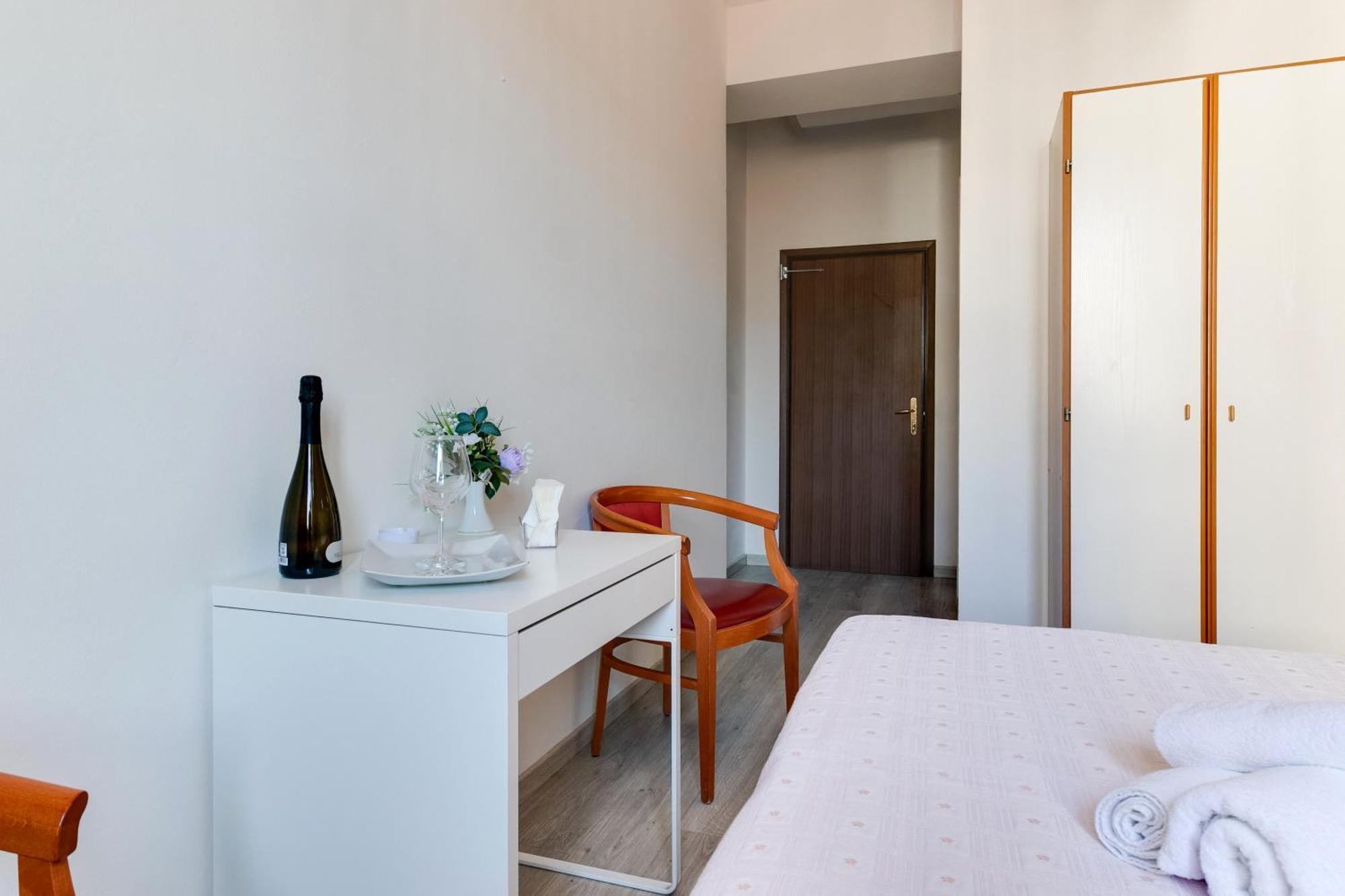 Hotel La Perla Римини Екстериор снимка