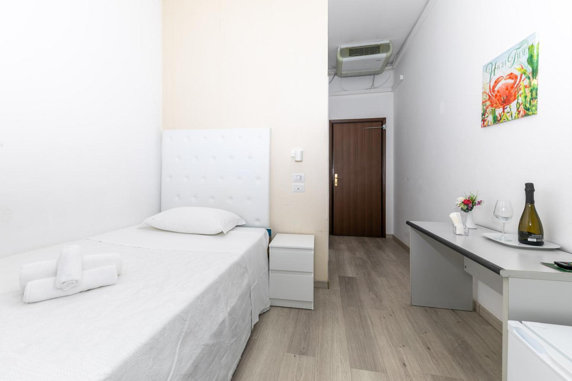 Hotel La Perla Римини Екстериор снимка