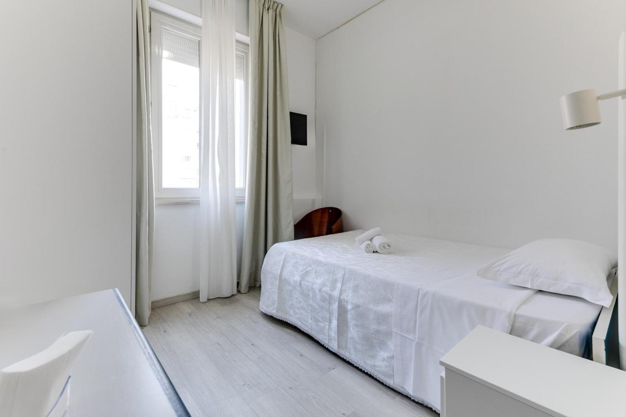 Hotel La Perla Римини Екстериор снимка