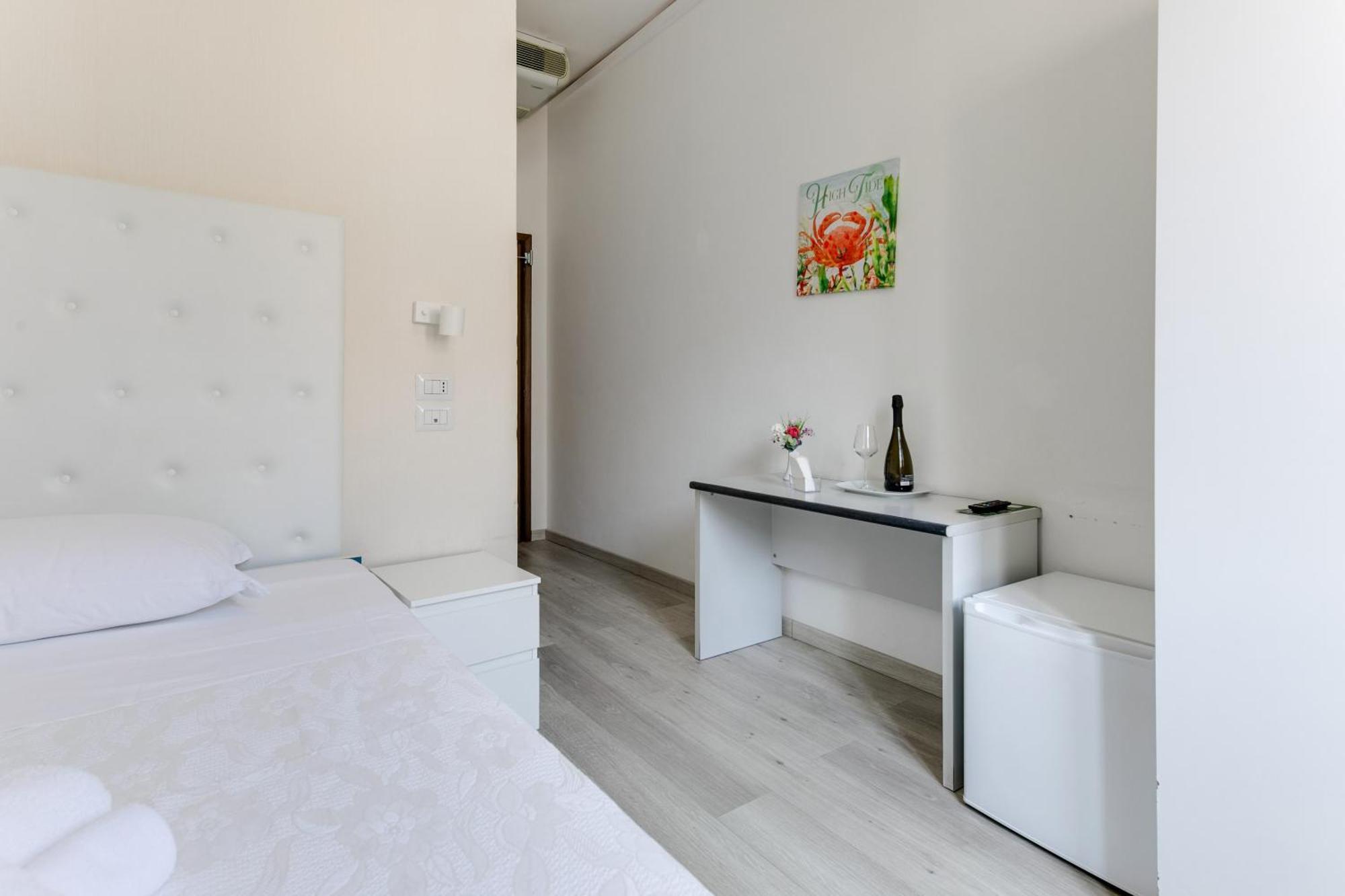 Hotel La Perla Римини Екстериор снимка