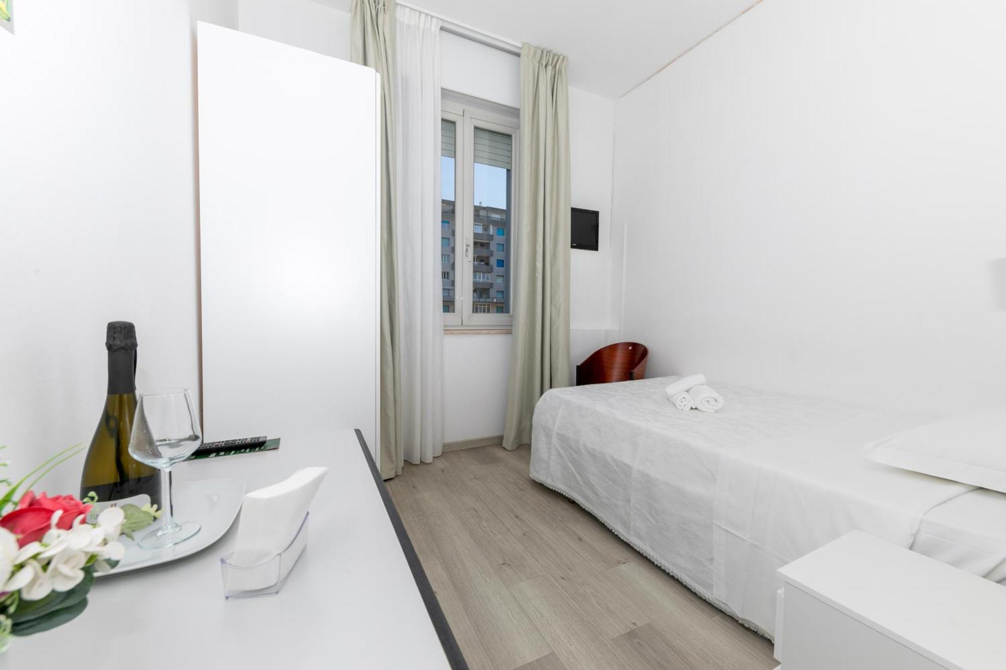 Hotel La Perla Римини Екстериор снимка