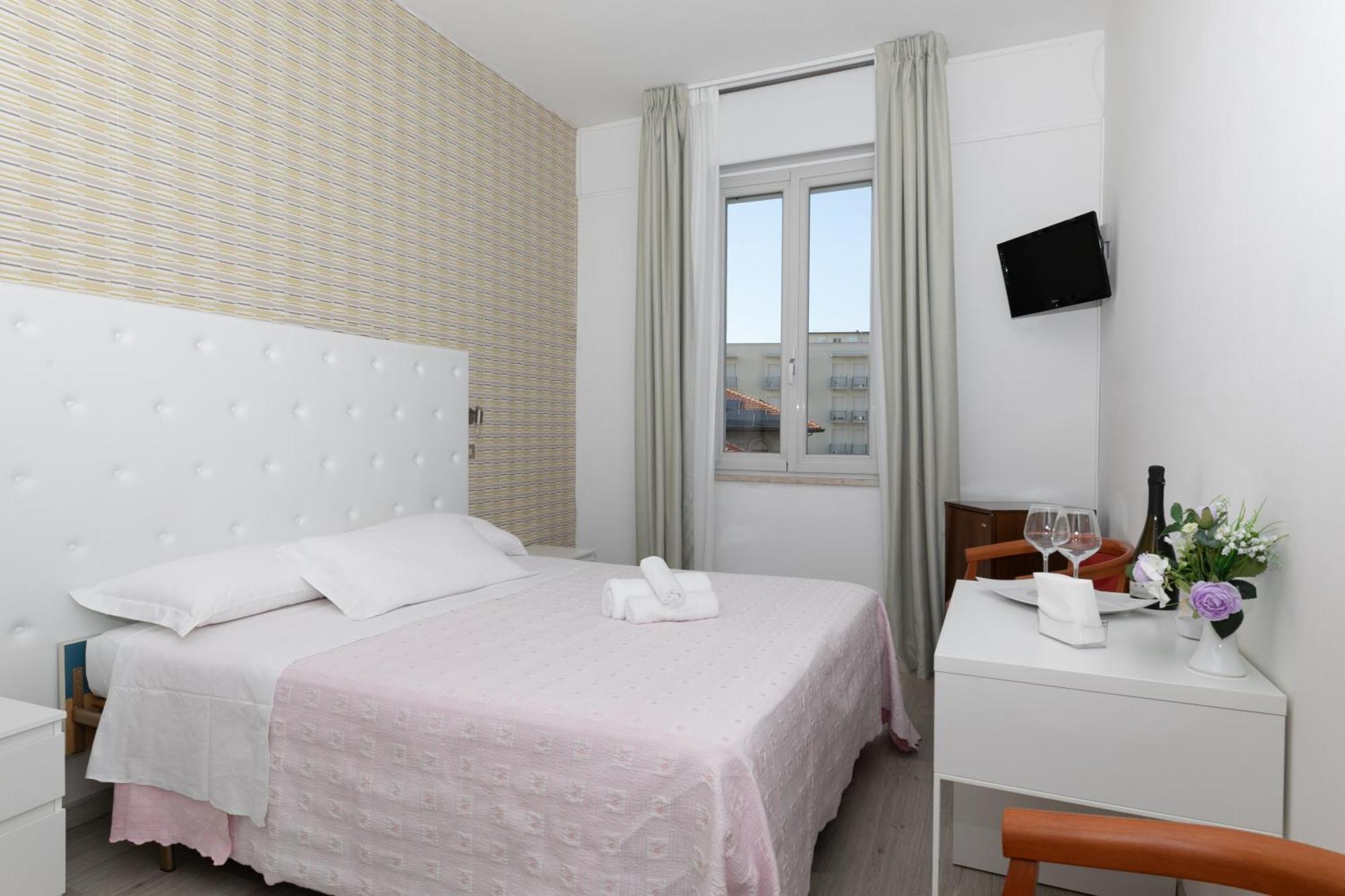 Hotel La Perla Римини Екстериор снимка