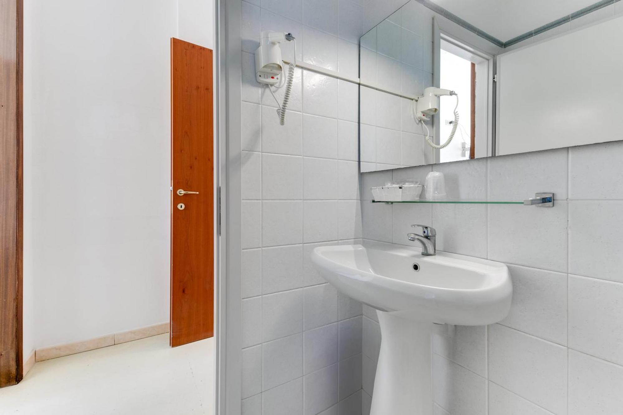 Hotel La Perla Римини Екстериор снимка