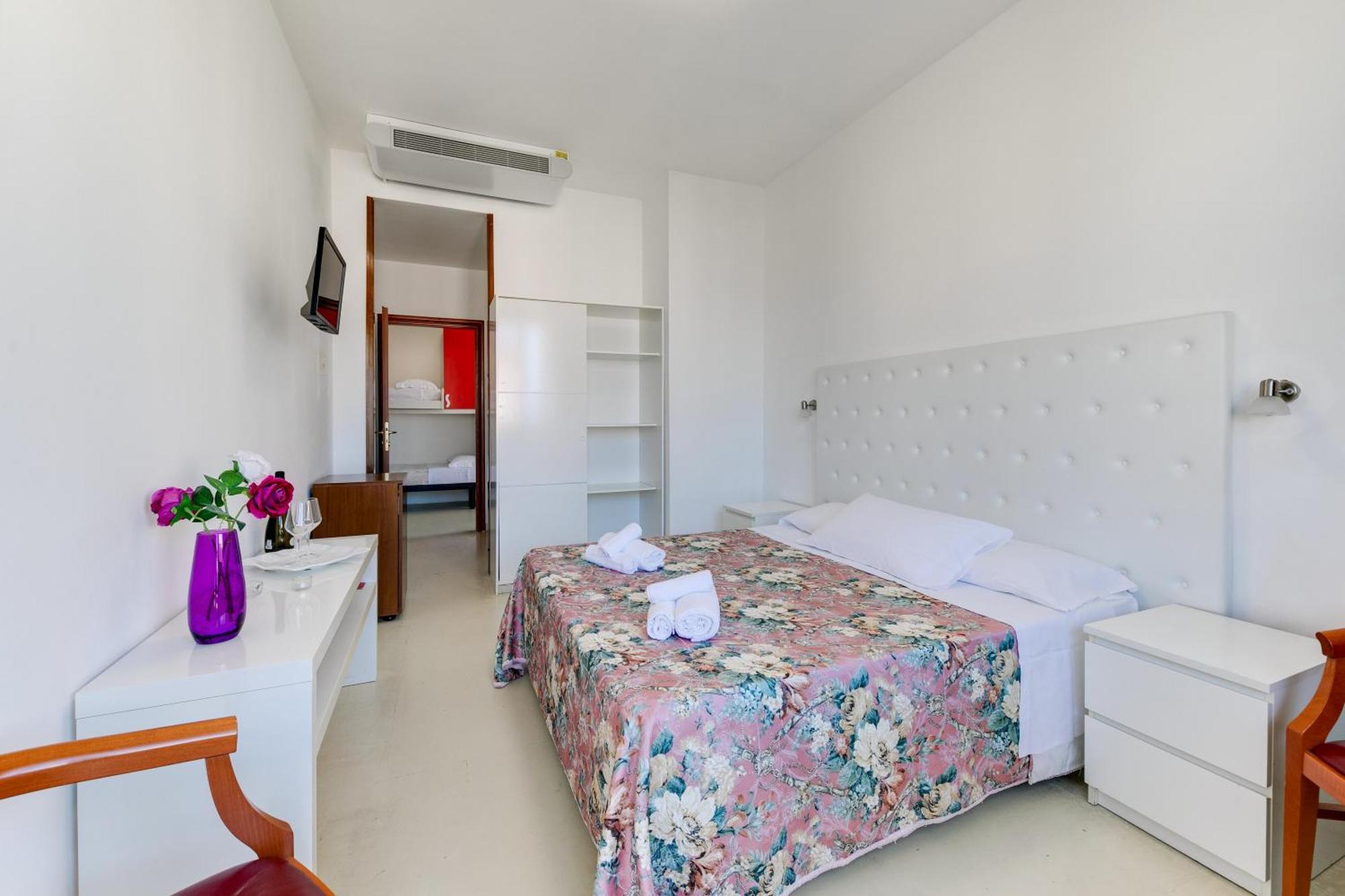 Hotel La Perla Римини Екстериор снимка