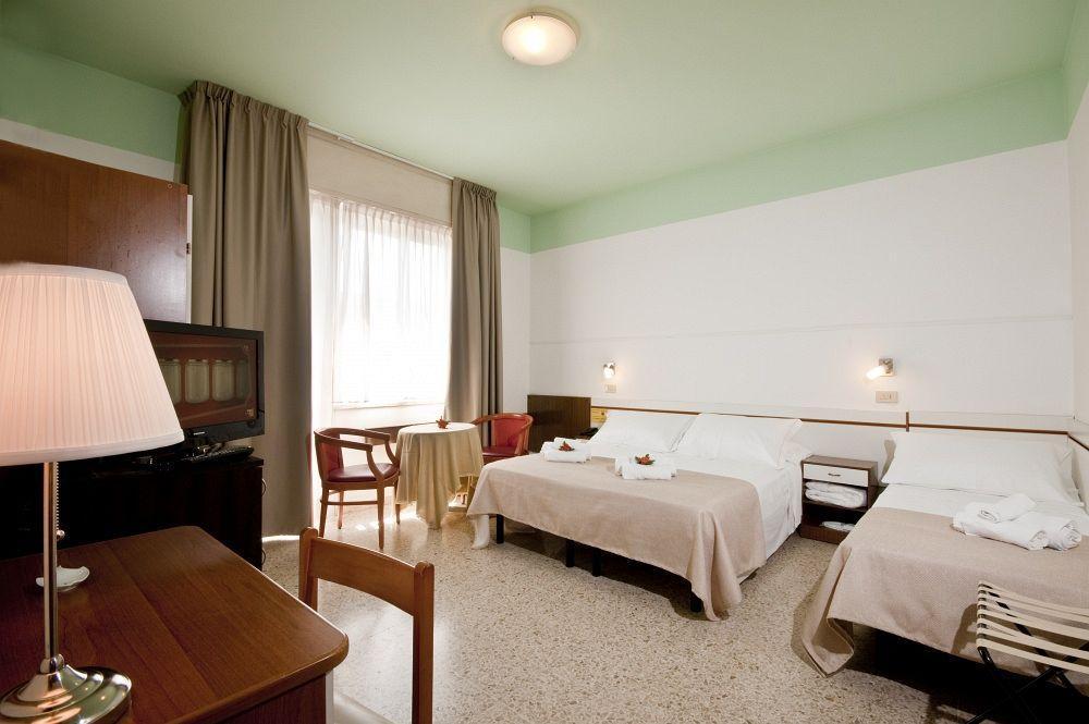 Hotel La Perla Римини Екстериор снимка