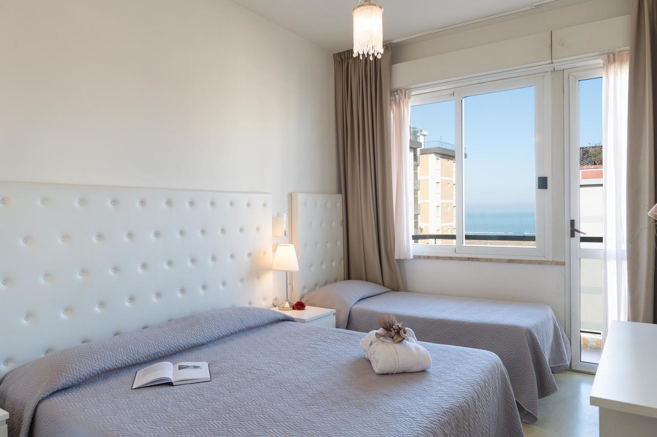 Hotel La Perla Римини Екстериор снимка
